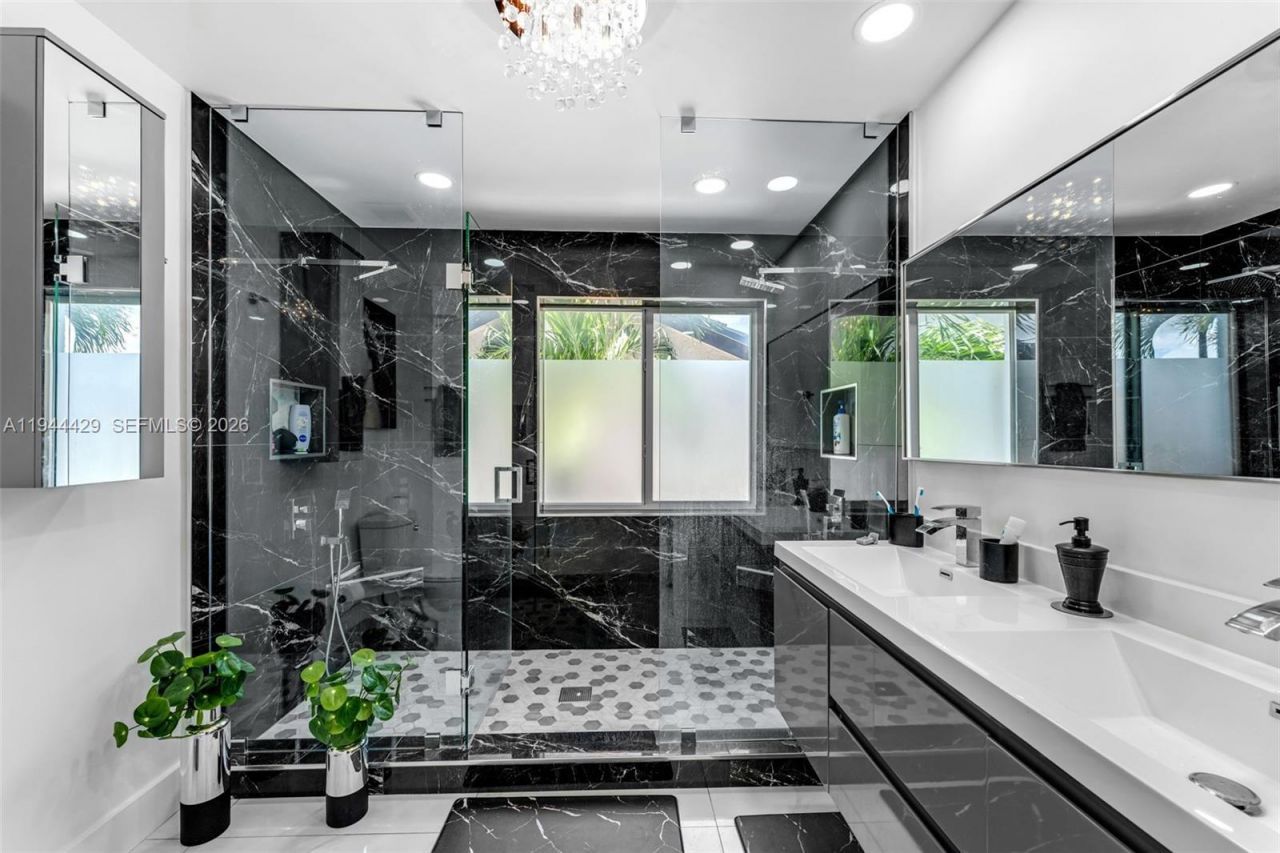 942 NW 133rd Ct, Miami, FL 33182 Photo