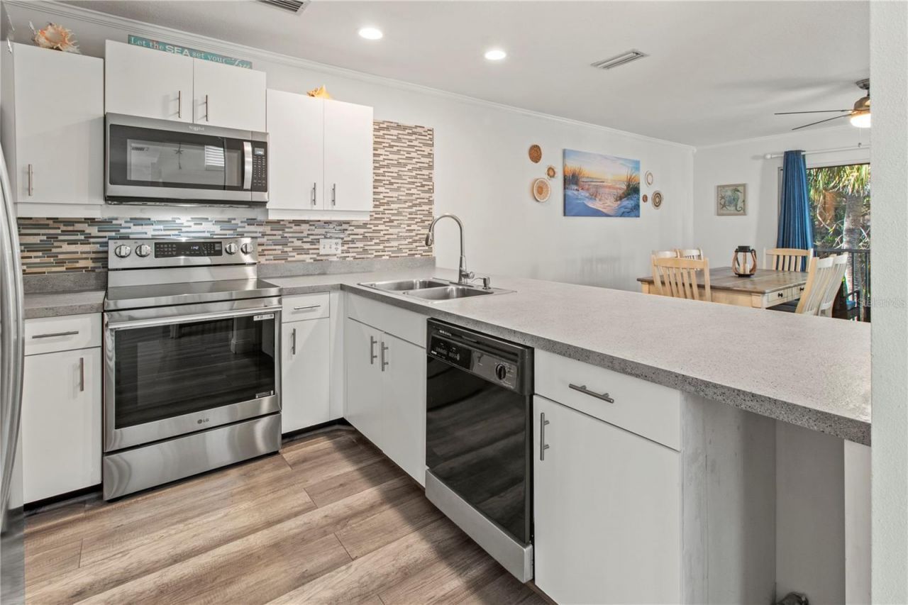 6250 Holmes Boulevard, Unit 37, Holmes Beach, FL 34217 Photo