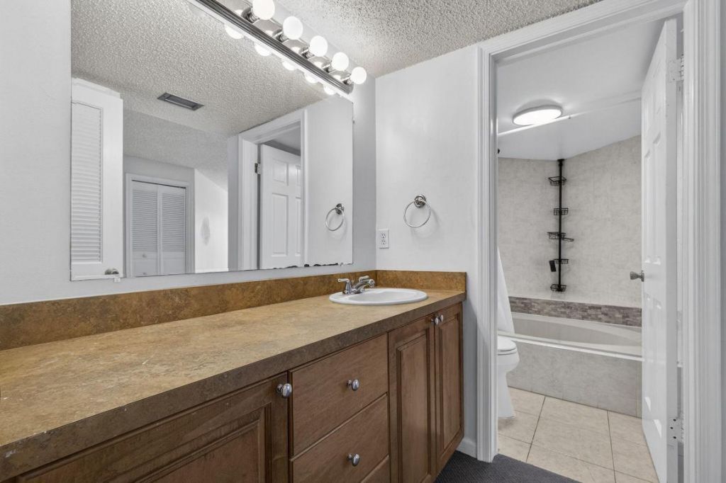 102 Weybridge Circle, Unit B, Royal Palm Beach, FL 33411 Photo