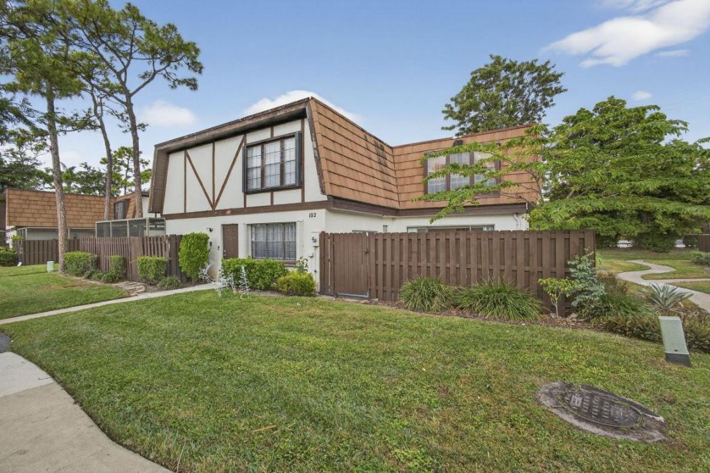 102 Weybridge Circle, Unit B, Royal Palm Beach, FL 33411 Photo