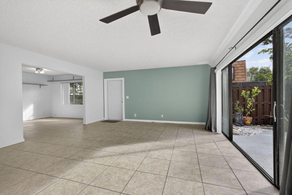 102 Weybridge Circle, Unit B, Royal Palm Beach, FL 33411 Photo