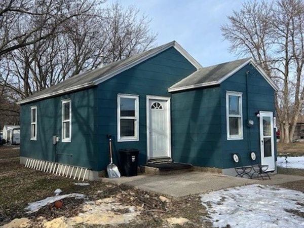 403 S Roberts Avenue, Graettinger, IA 51342