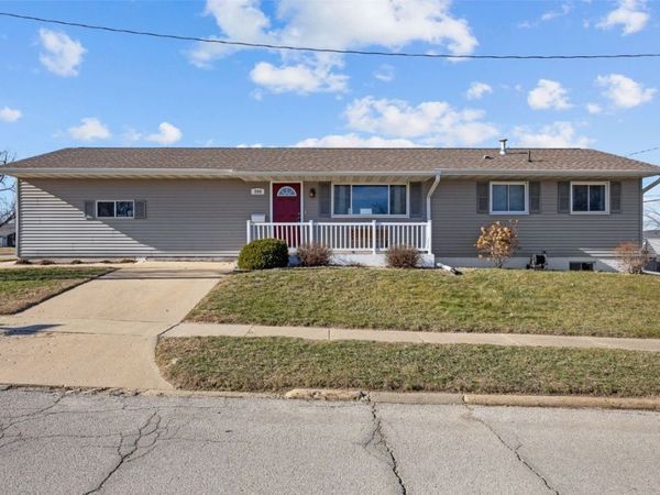 990 S 5th St, Marion, IA 52302