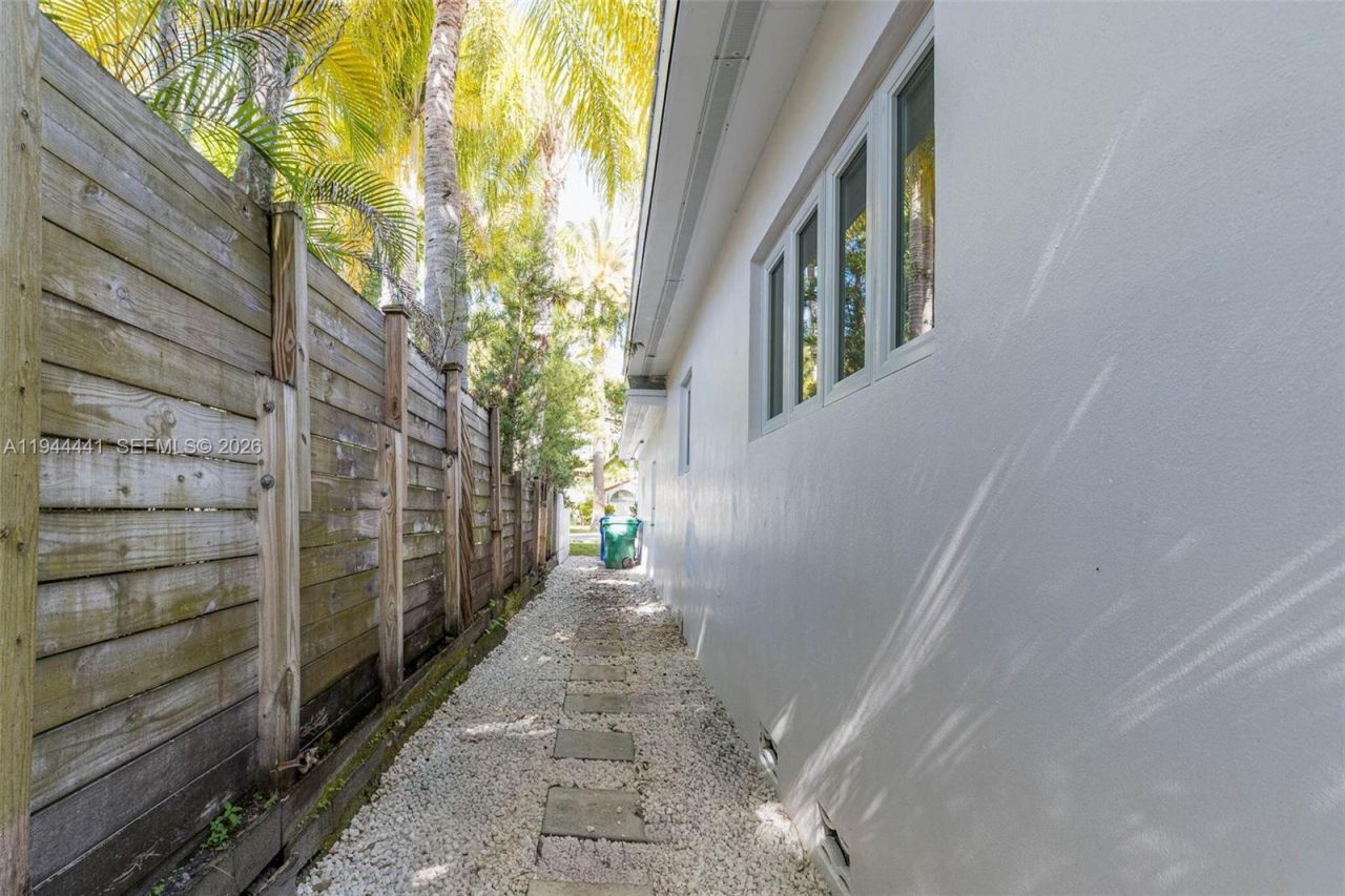 680 NE 57th St, Miami, FL 33137 Photo