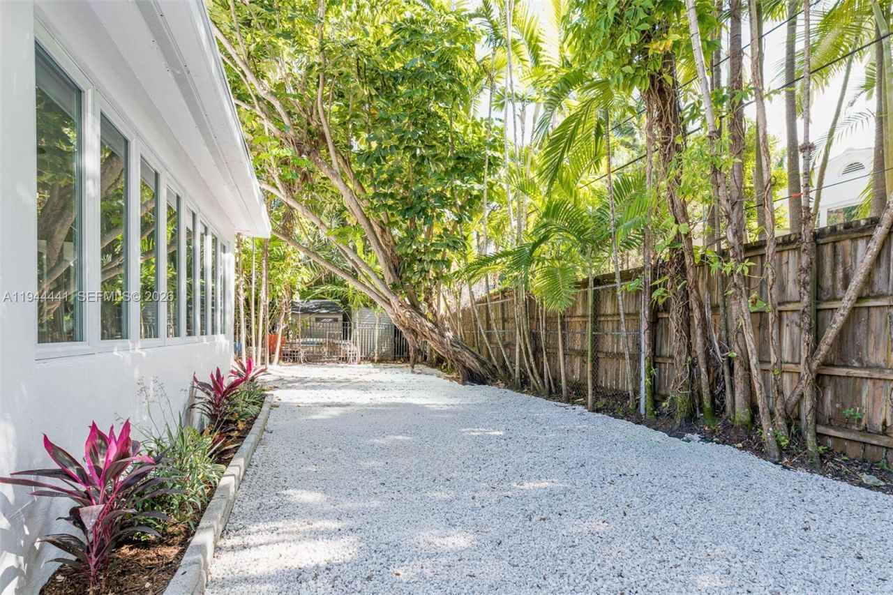 680 NE 57th St, Miami, FL 33137 Photo