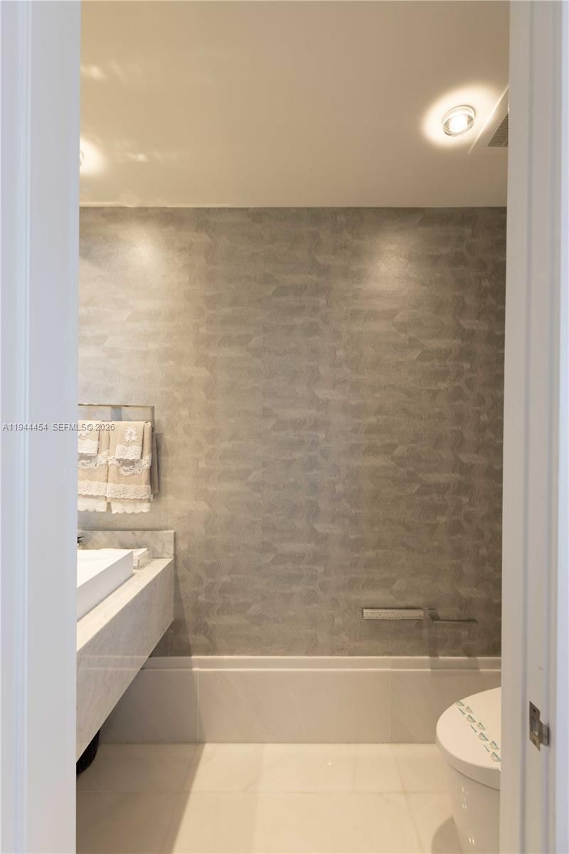 18555 Collins Ave , Unit 4601, Sunny Isles Beach, FL 33160 Photo