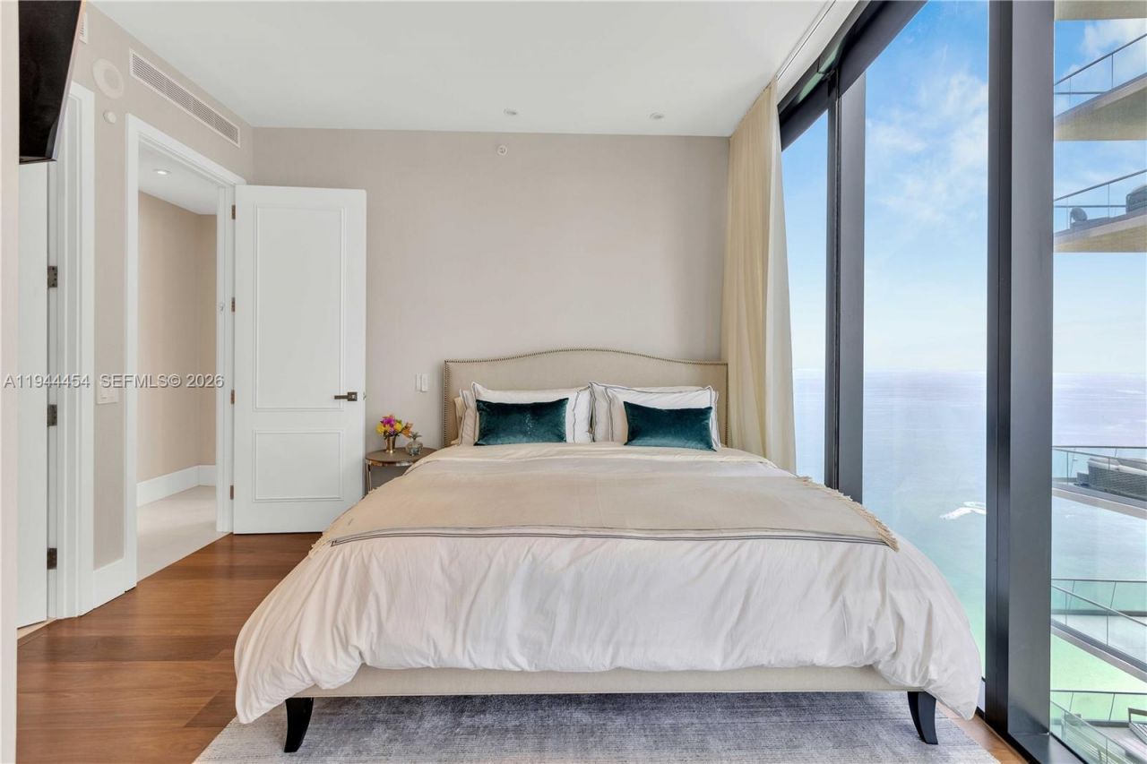 18555 Collins Ave , Unit 4601, Sunny Isles Beach, FL 33160 Photo