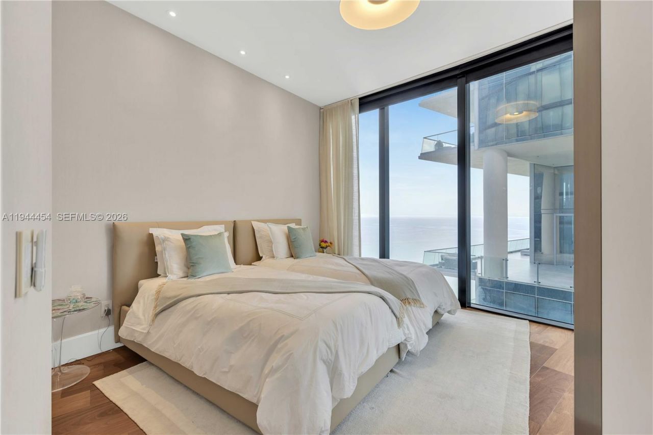 18555 Collins Ave , Unit 4601, Sunny Isles Beach, FL 33160 Photo