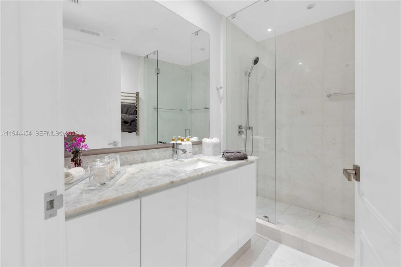 18555 Collins Ave , Unit 4601, Sunny Isles Beach, FL 33160 Photo