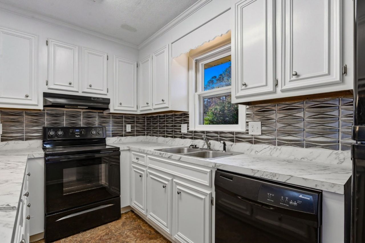 305 Watson St. Photo 11