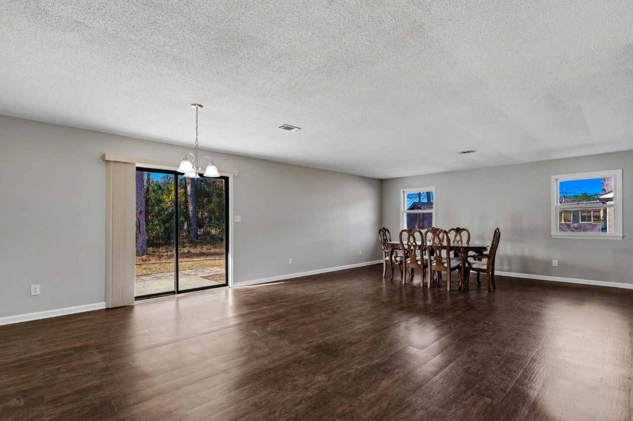 305 Watson St. Photo 4