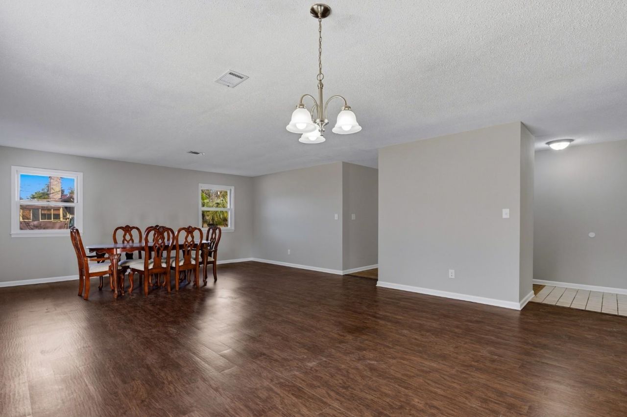 305 Watson St. Photo 5