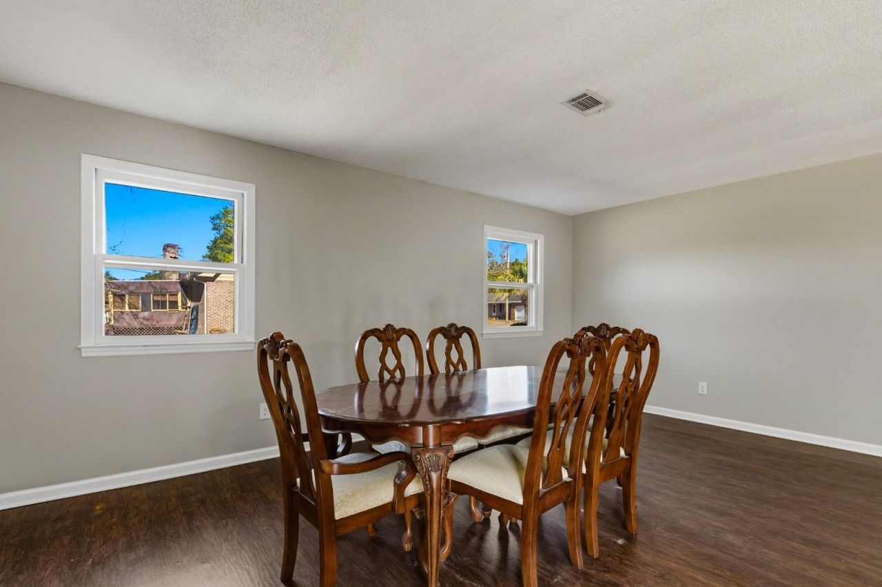 305 Watson St. Photo 6