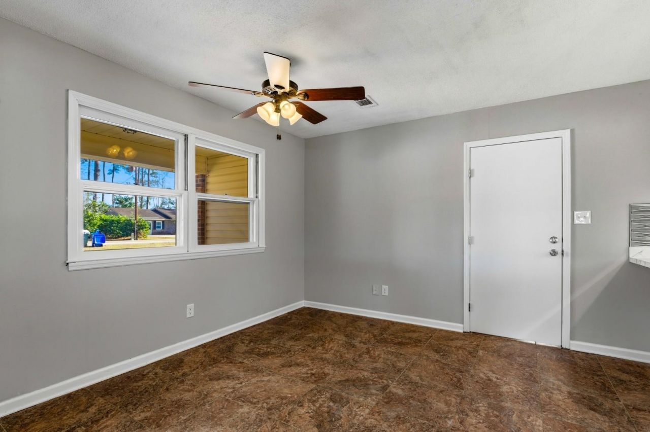 305 Watson St. Photo 9