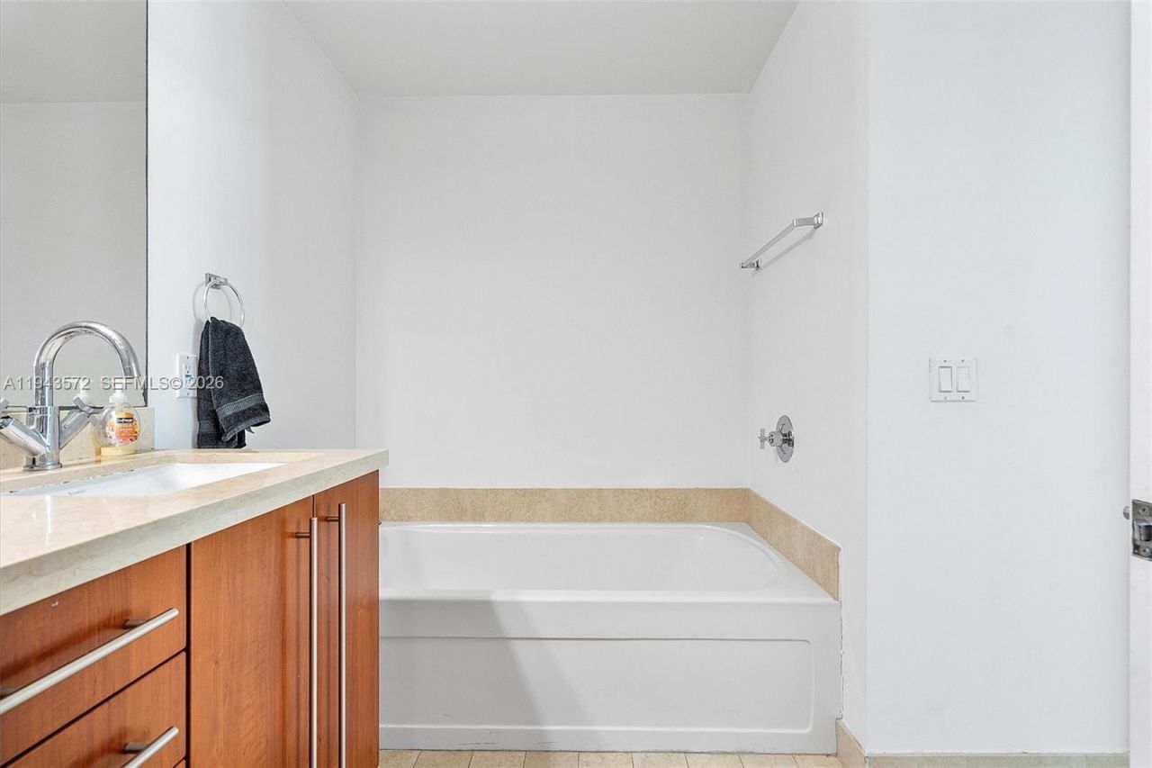 79 SW 12th St, Unit 3809S, Miami, FL 33130 Photo