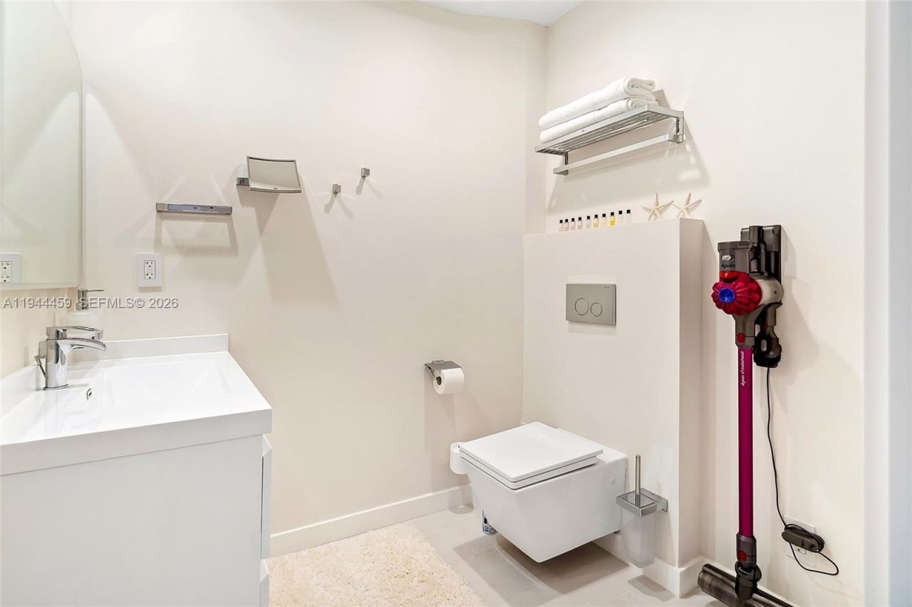 300 Diplomat Pkwy, Unit 811, Hallandale Beach, FL 33009 Photo