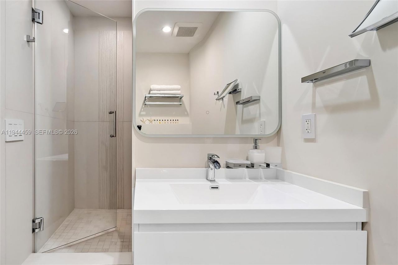 300 Diplomat Pkwy, Unit 811, Hallandale Beach, FL 33009 Photo