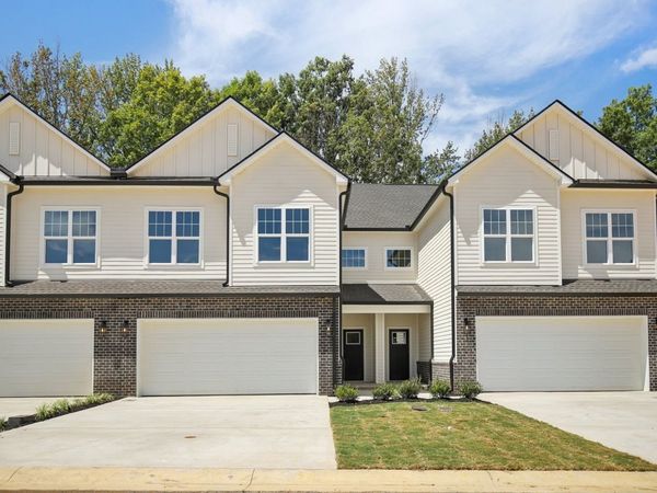 1042 Stagecoach Dr, White House, TN 37188