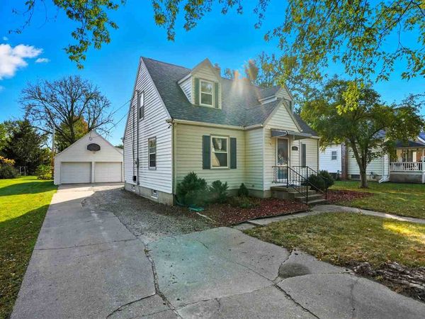 608 5th St, Kalona, IA 52247