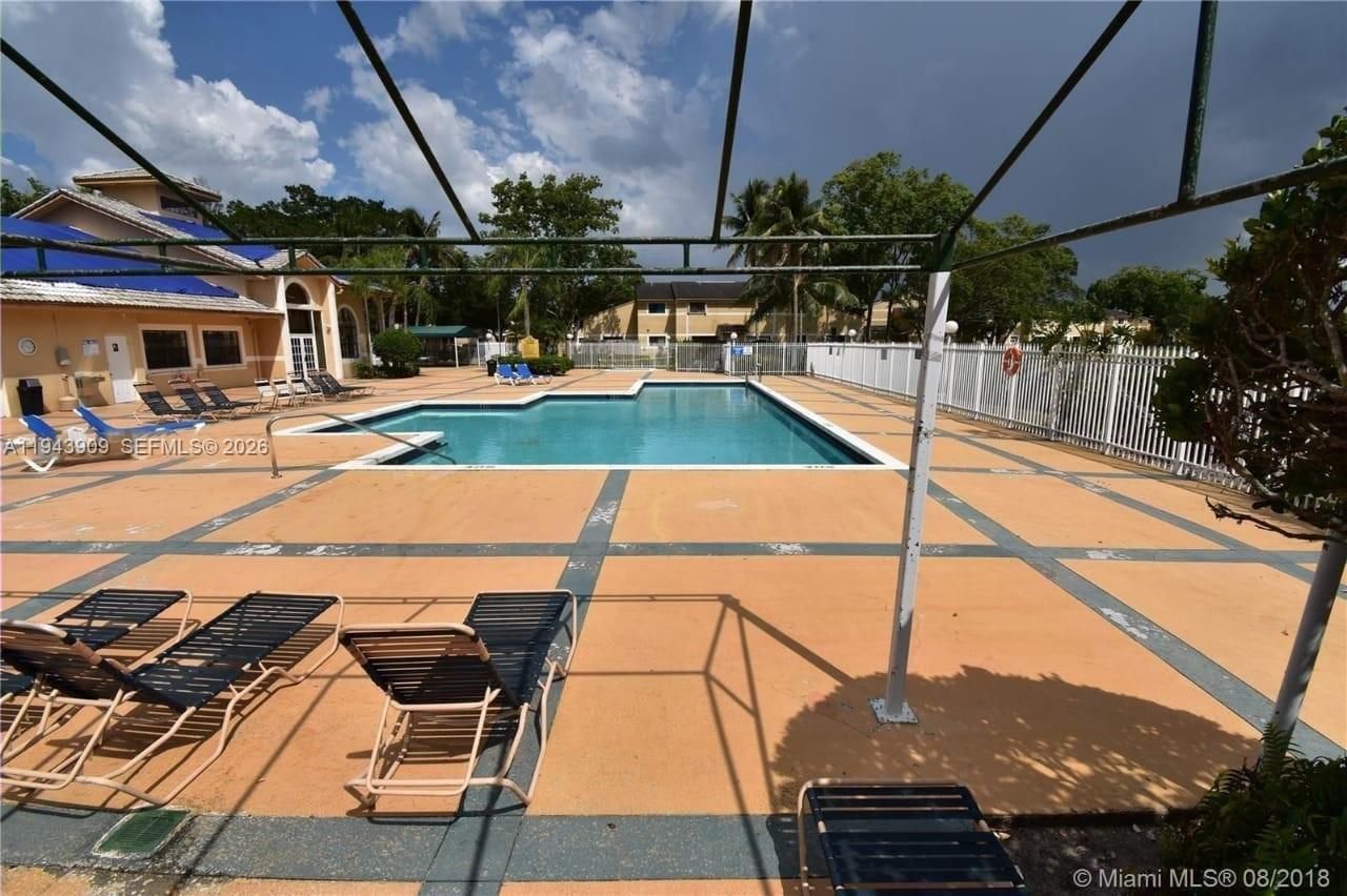 400 Palm Cir W, Unit 104, Pembroke Pines, FL 33025 Photo