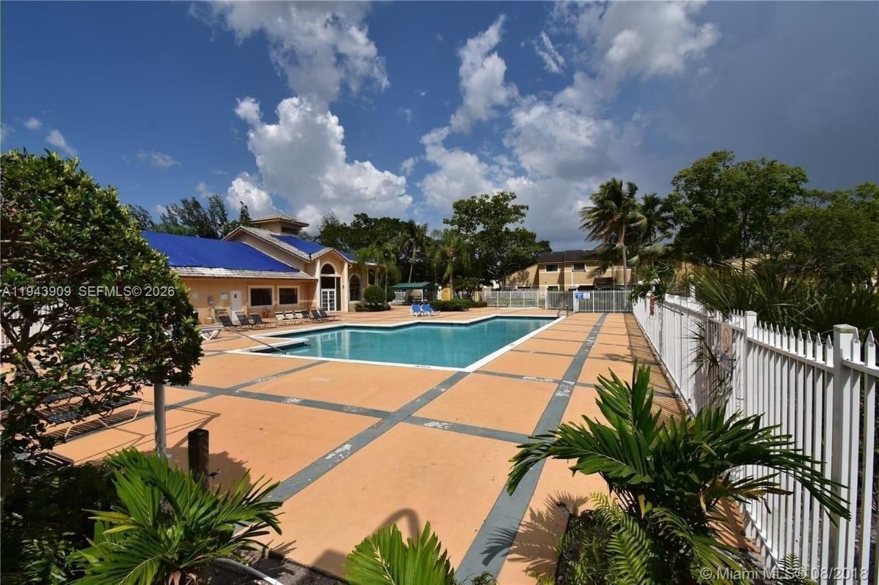 400 Palm Cir W, Unit 104, Pembroke Pines, FL 33025 Photo