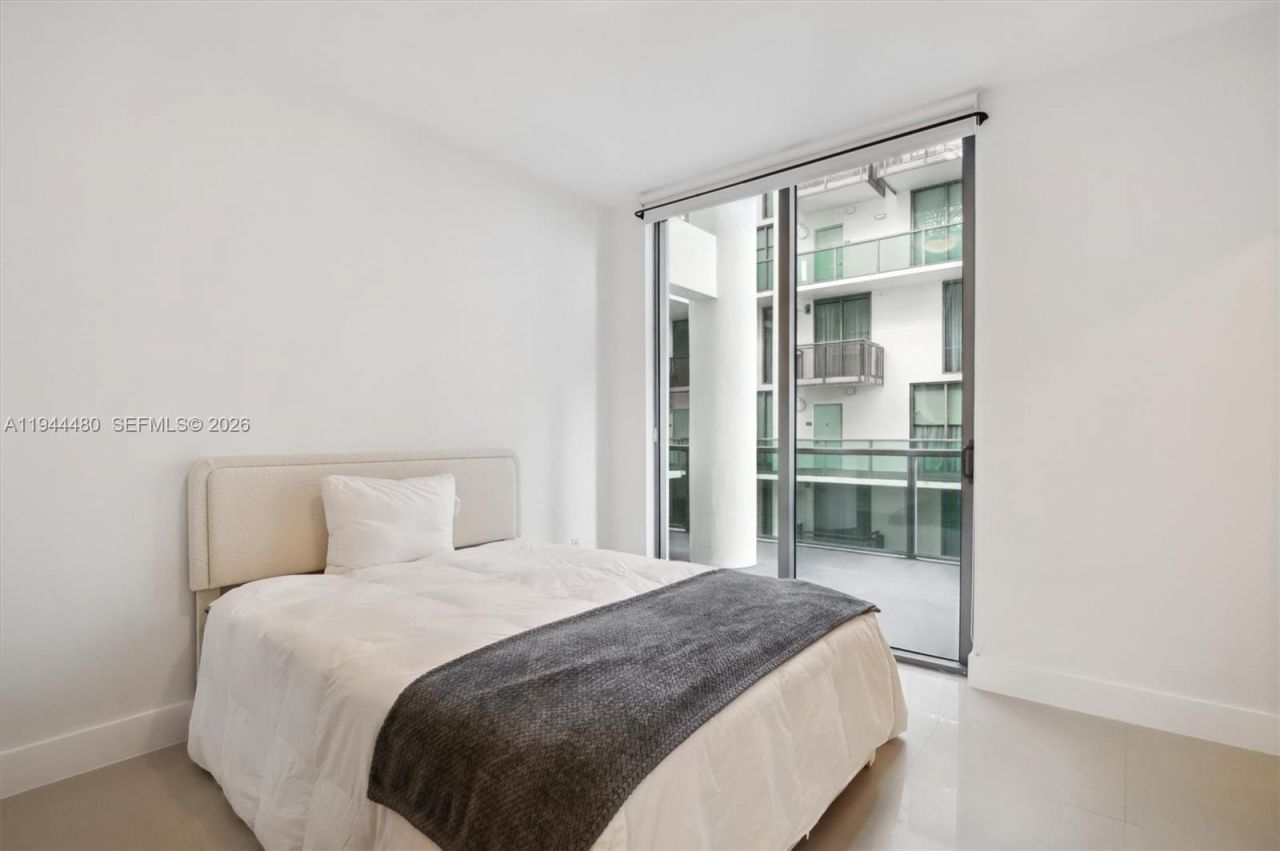 6000 Collins Ave, Unit 307, Miami Beach, FL 33140 Photo