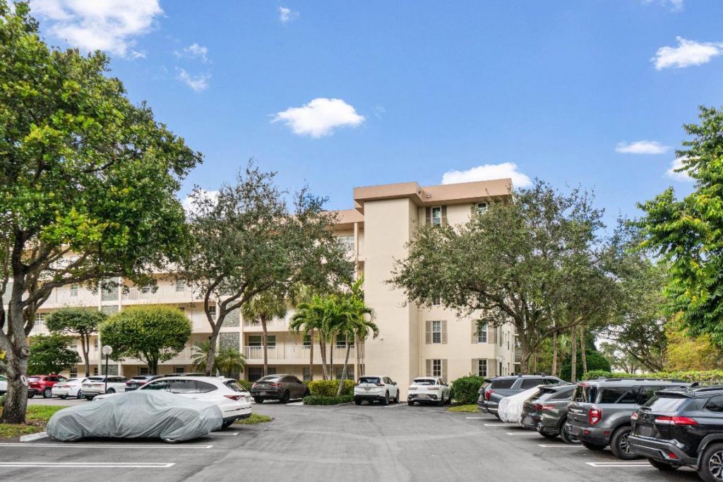 3505 Oaks Way, Unit 301, Pompano Beach, FL 33069 Photo