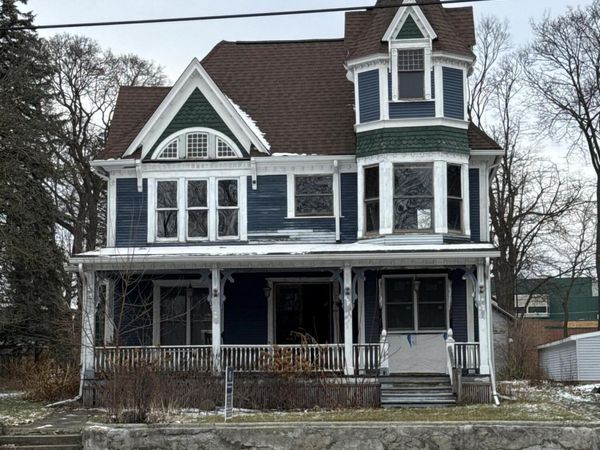 327 E Lawrence Avenue, Charlotte, MI 48813