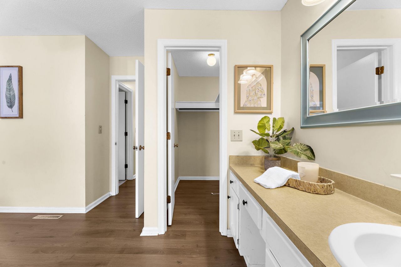 302 Chessington Circle Photo 20