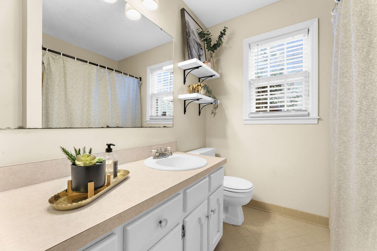 302 Chessington Circle Photo 23