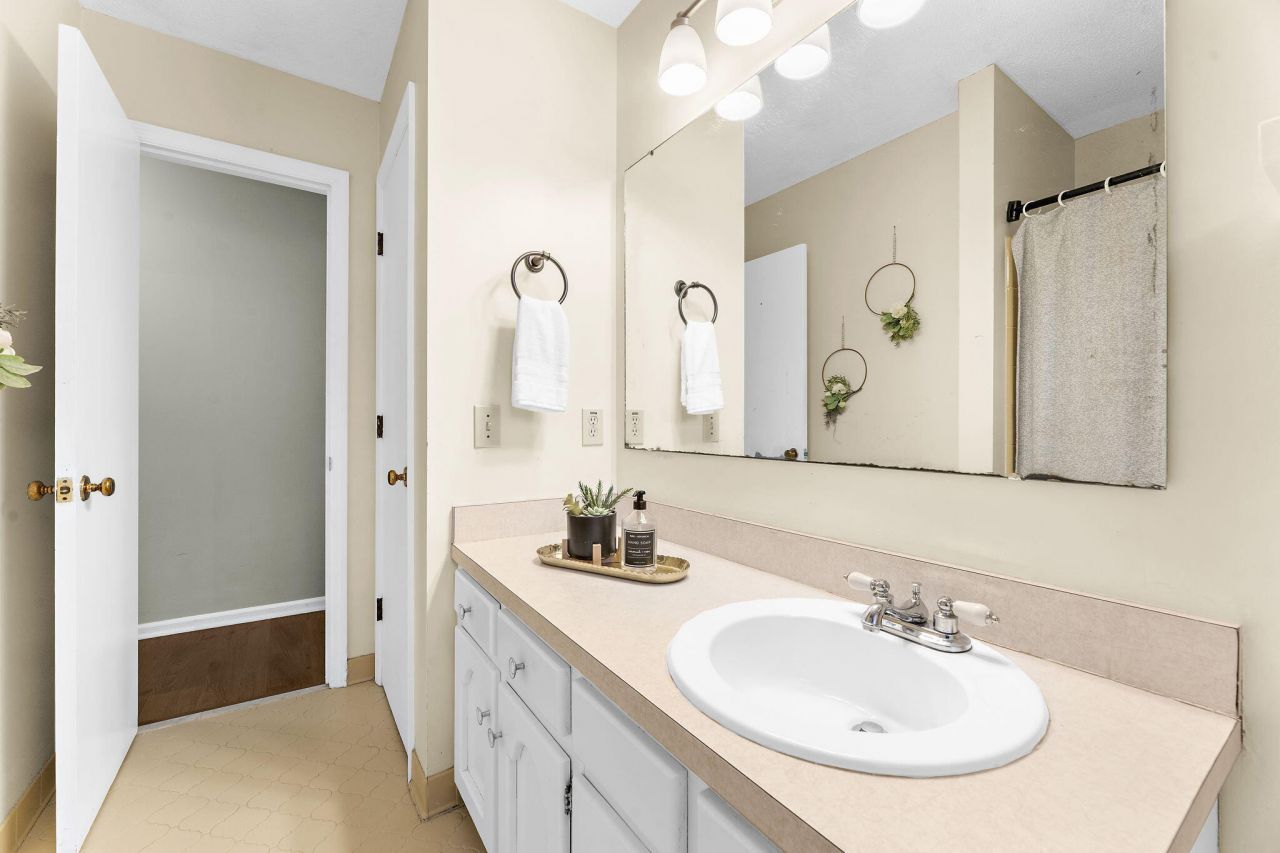 302 Chessington Circle Photo 24