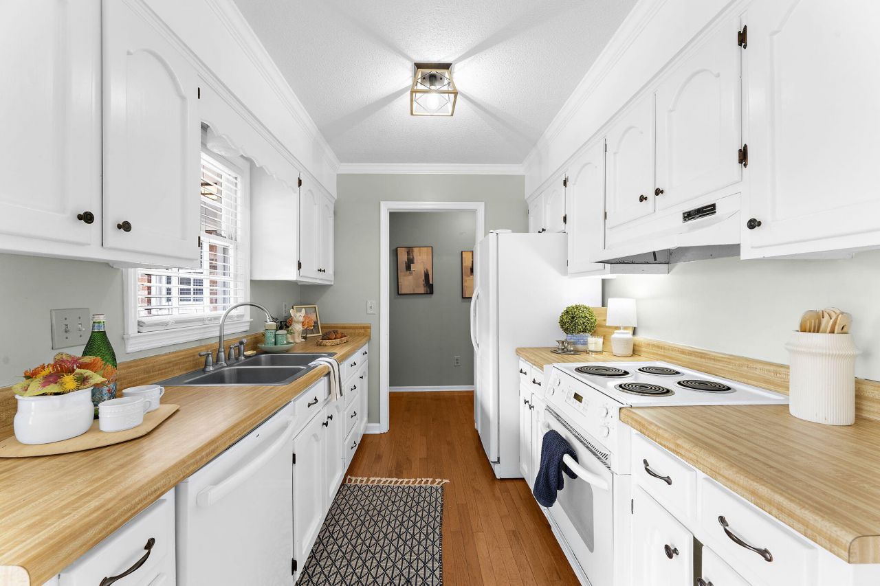 302 Chessington Circle Photo 5