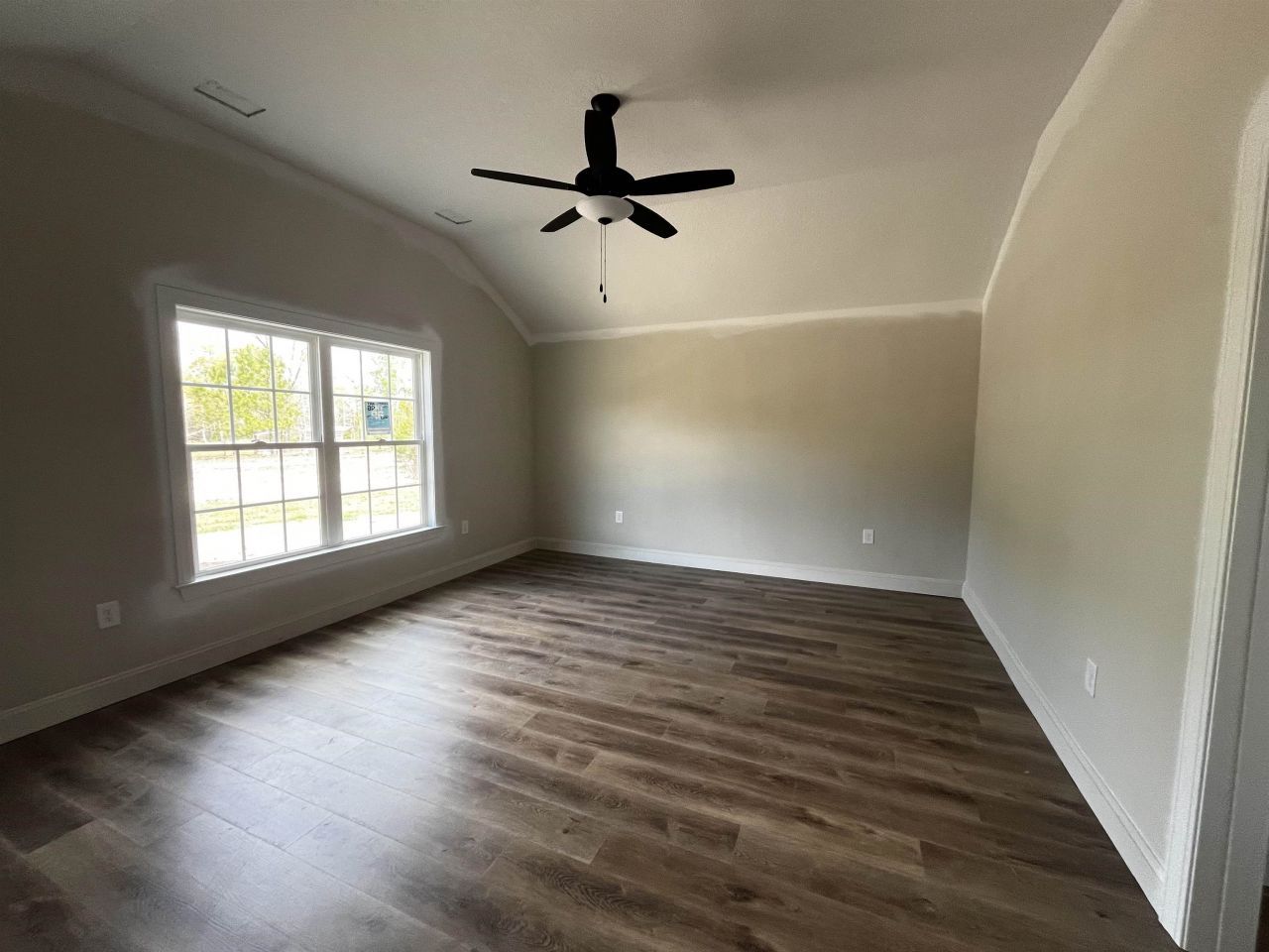 990 Inglewood Dr. Photo 8