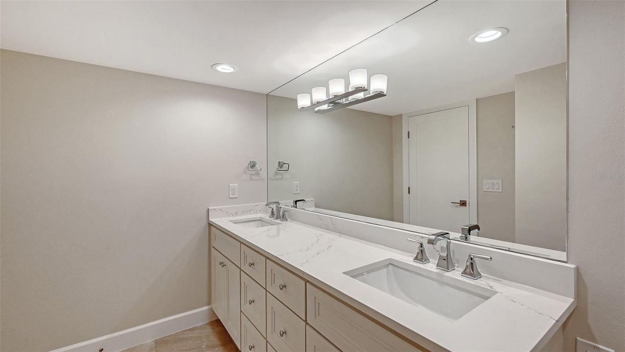 2425 Gulf Of Mexico Drive, Unit 1B, Longboat Key, FL 34228 Photo