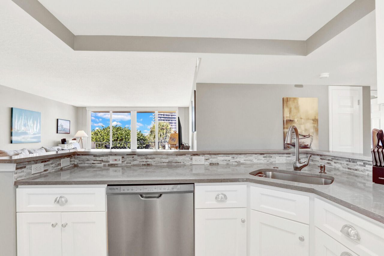 630 Ocean Drive, Unit 407, Juno Beach, FL 33408 Photo