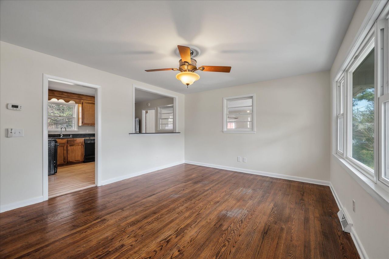 2213 Pinehurst Avenue Photo 11