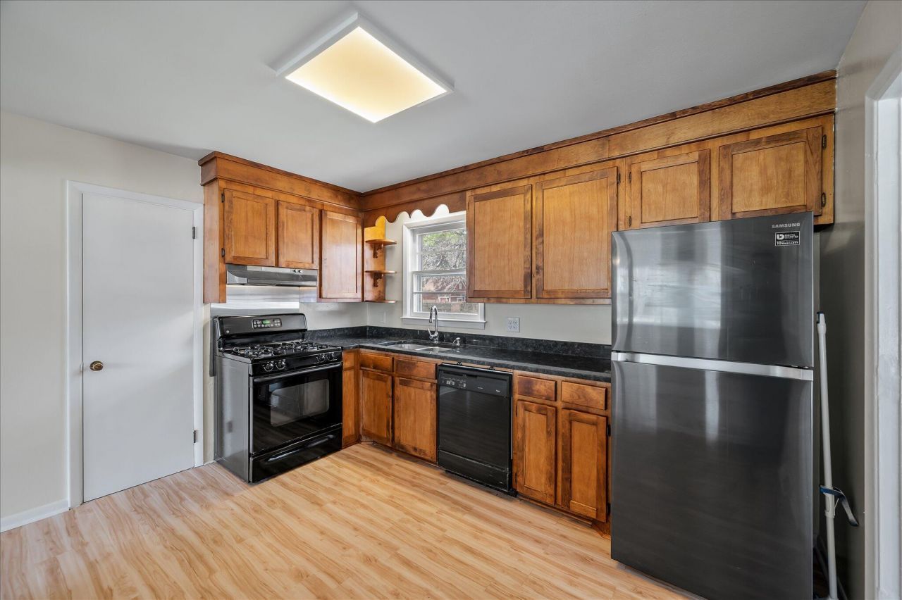 2213 Pinehurst Avenue Photo 12