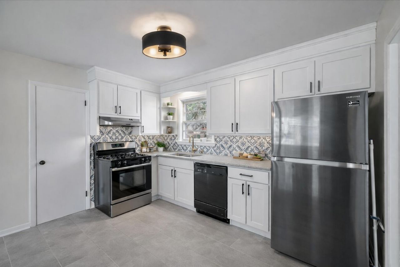 2213 Pinehurst Avenue Photo 13