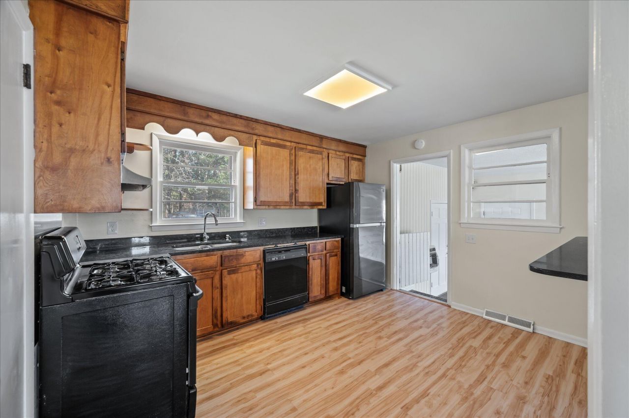 2213 Pinehurst Avenue Photo 14