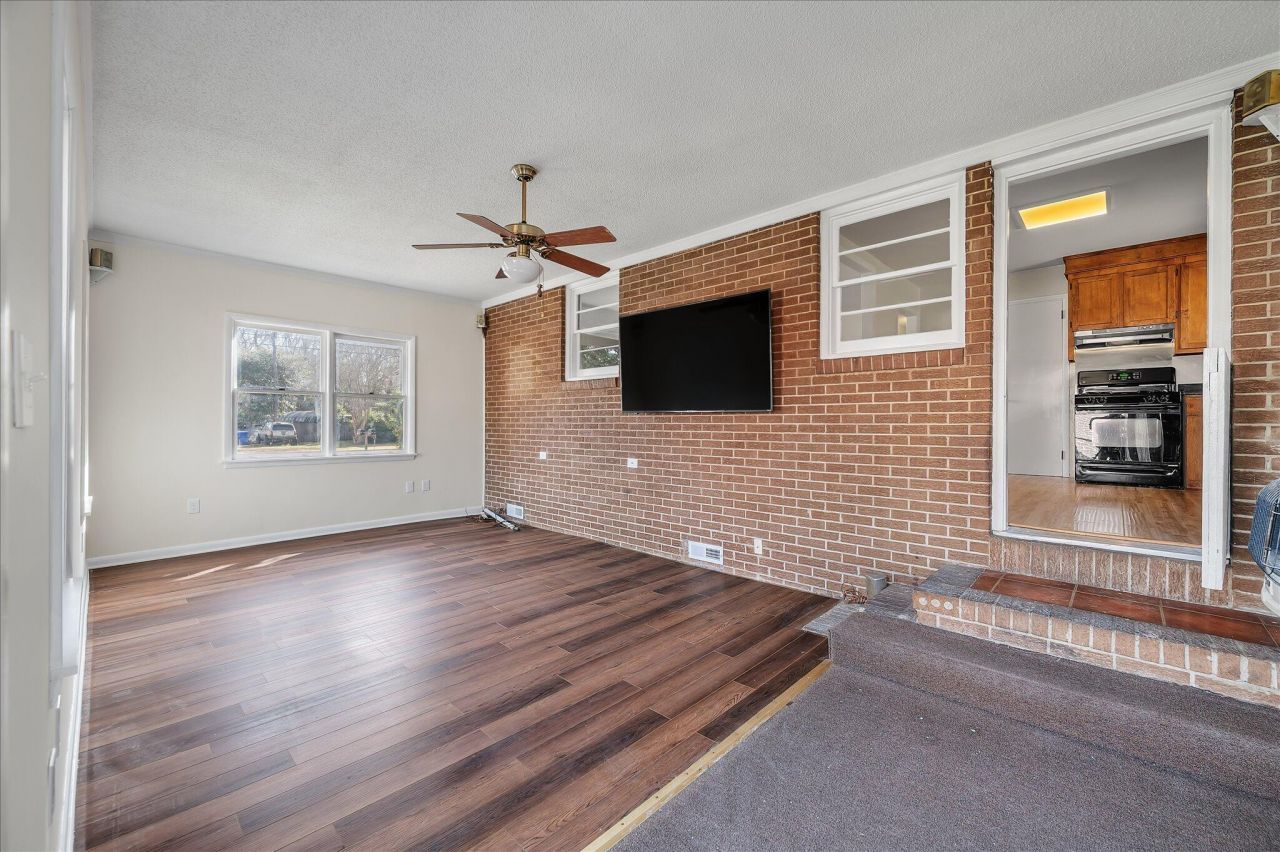 2213 Pinehurst Avenue Photo 18