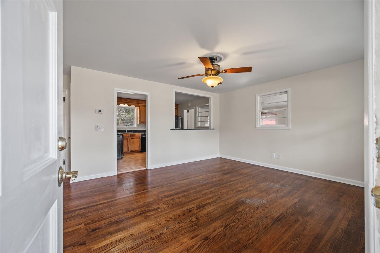 2213 Pinehurst Avenue Photo 6