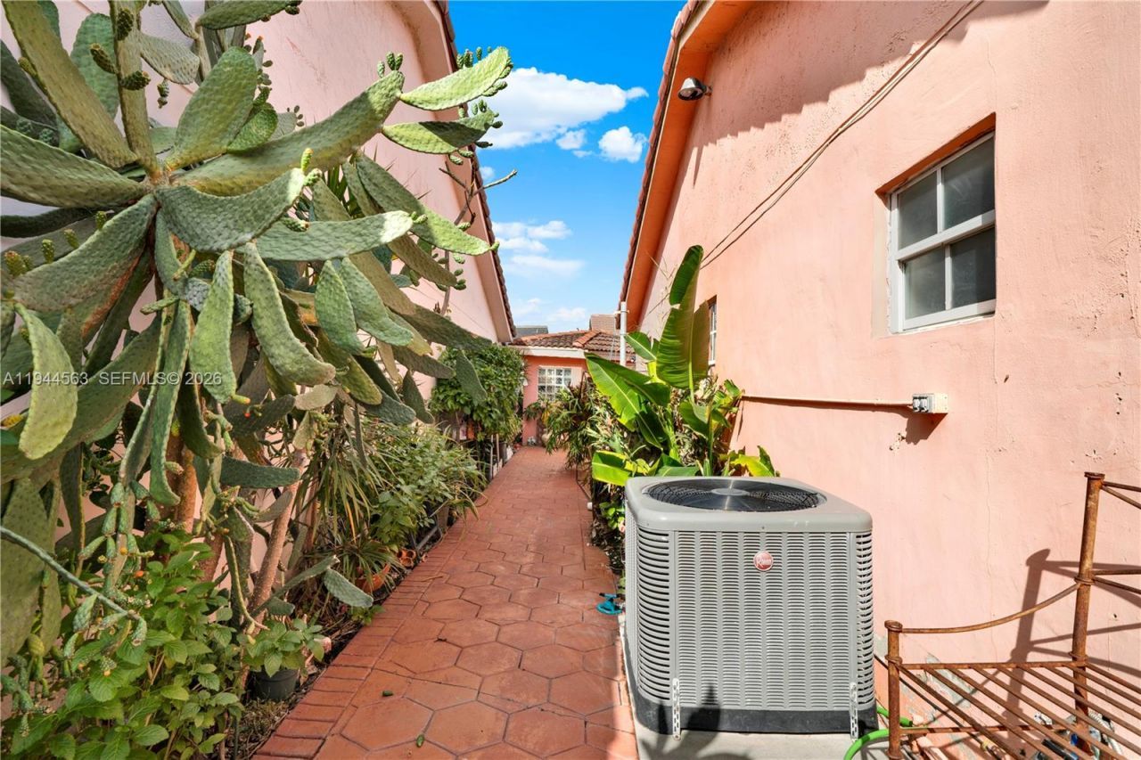 14643 SW 51st St, Unit REAR, Miami, FL 33175 Photo