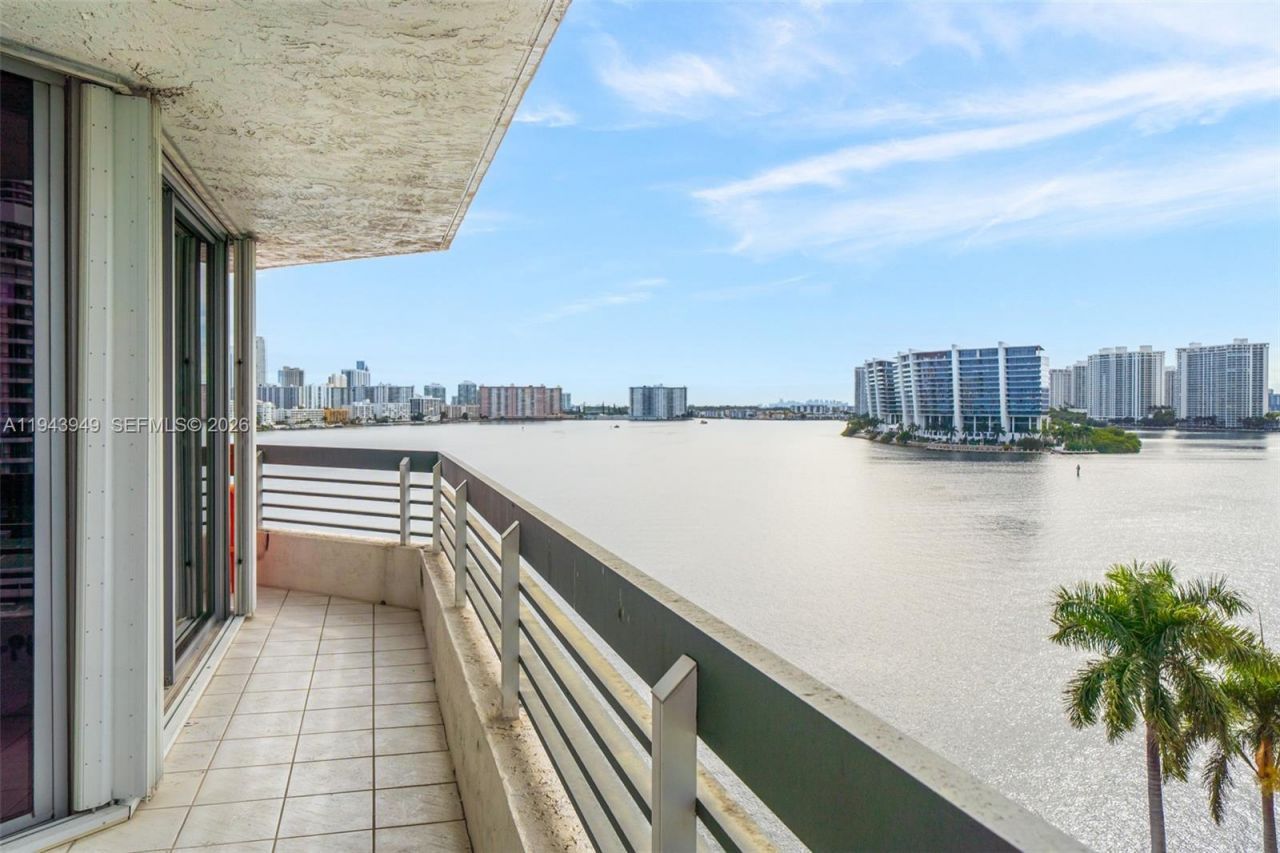 19101 NE Mystic Pointe Drive, Unit 901, Aventura, FL 33180 Photo