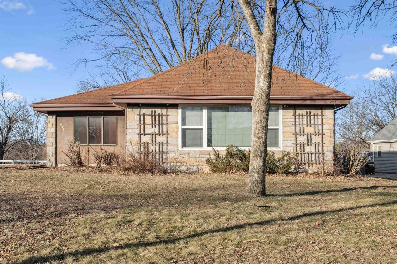 920 N Franklin Street, Manchester, IA 52057 Main Photo