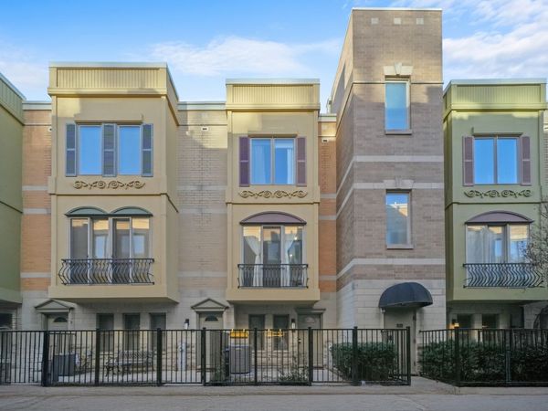 909 W Ohio Street, Unit 12, Chicago, IL 60642