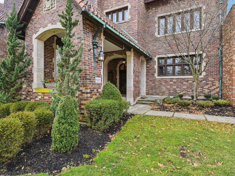 1427 Roxbury Road, Unit Manor Hous, Marble Cliff, OH 43212 Photo 3