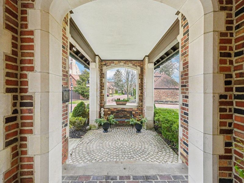 1427 Roxbury Road, Unit Manor Hous, Marble Cliff, OH 43212 Photo 4