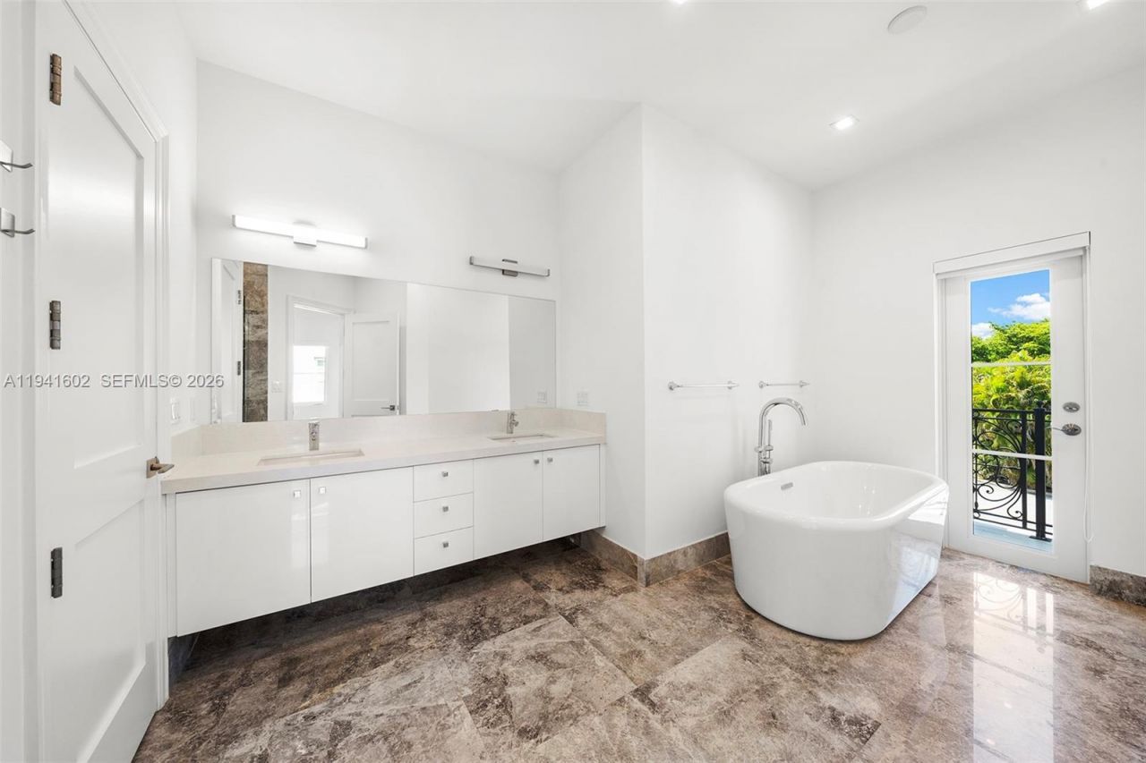 315 Santander Ave, Unit 311, Coral Gables, FL 33134 Photo