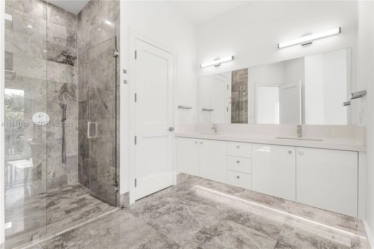 315 Santander Ave, Unit 311, Coral Gables, FL 33134 Photo