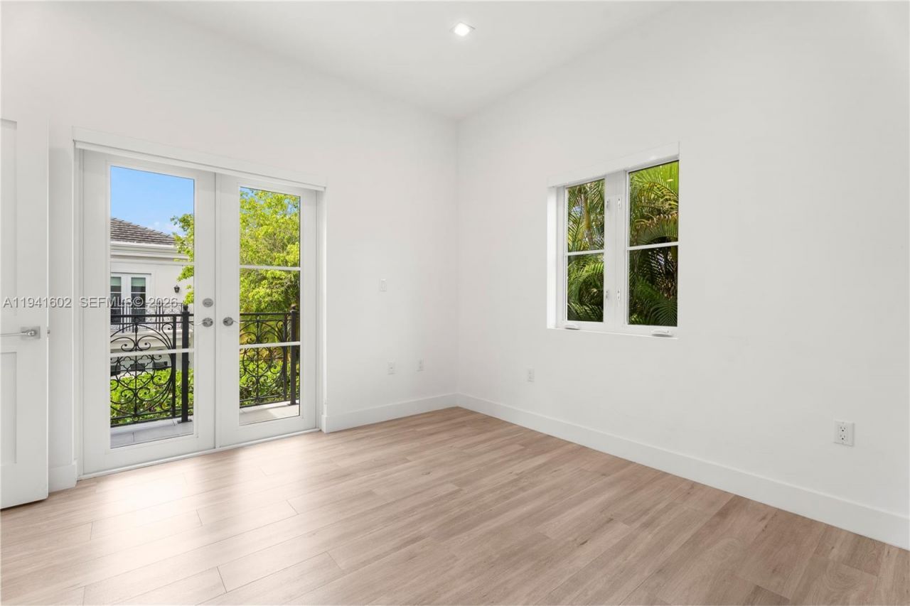 315 Santander Ave, Unit 311, Coral Gables, FL 33134 Photo